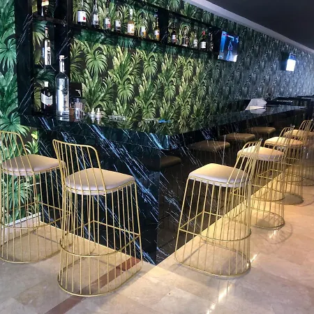 Esquire And Lounges 酒店